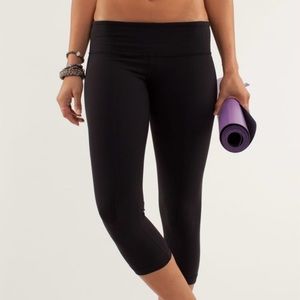 Lululemon Wunder Under Crop in Black Size 6